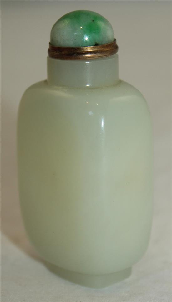A Chinese pale celadon jade snuff bottle, 1800-1900, 7cm